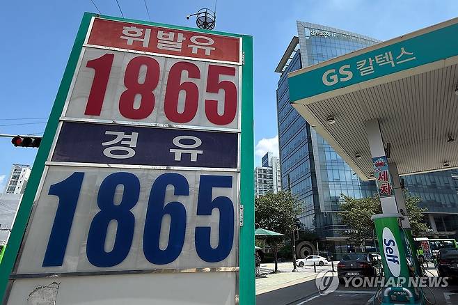 주유소 기름값 11주째 하락…휘발유·경유 1천800원대 유지 (서울=연합뉴스) 류효림 기자 = 이번 주 전국 주유소 기름값이 11주 연속 하락했다. 지난 1일 한국석유공사 유가정보시스템 오피넷에 따르면 7월 다섯째 주(7월 26일∼30일) 전국 주유소 휘발유 평균 판매가는 지난주보다 L당 3.3원 내린 1천869.1원이었다. 사진은 2일 서울 시내 주유소 모습. 2026.8.2 ryousanta@yna.co.kr