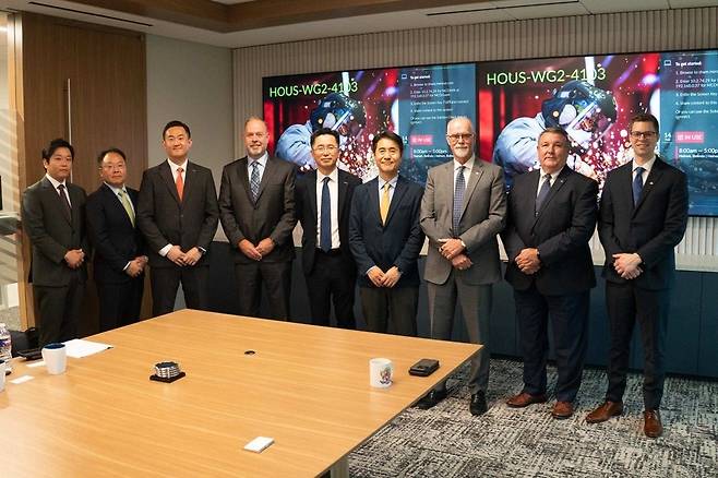 두산에너빌리티와 맥더모트 관계자들이 발전 시장에서 전략적 협력 기회를 모색하기 위한 양해각서(MOU)를 체결하고 기념 사진을 촬영 중이다. (사진=맥더모트)
