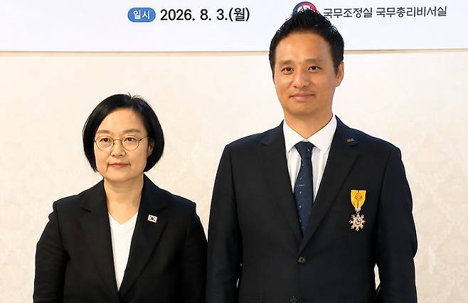 한성숙(왼쪽부터) 국무총리와 제주개발공사 홍관홍 과장이 기념촬영을 하고 있는 모습.