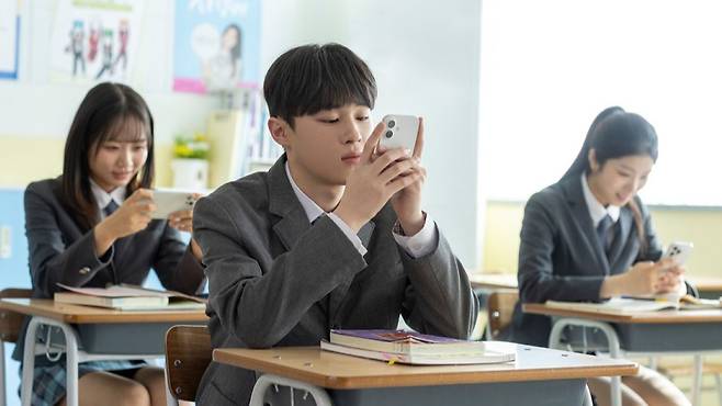 SNS 사용을 조절하기 어려운 청소년은 ADHD 증상이 심해질 수 있다|출처: 클립아트코리아