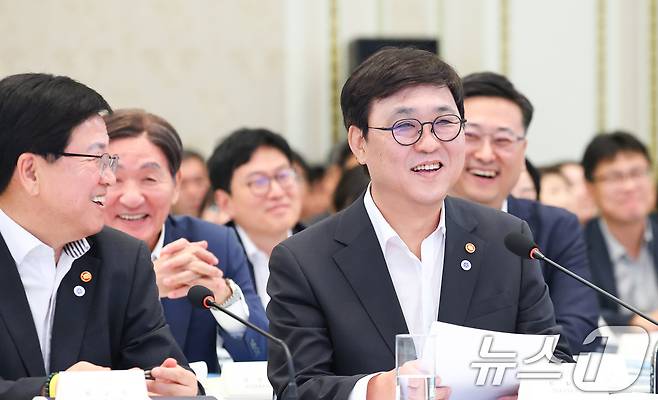 최휘영 문화체육관광부 장관이 5일 청와대 영빈관에서 열린 교육부, 국가교육위원회, 문화체육관광부, 국가유산청 2차 업무보고에서 업무보고를 하고 있다. (청와대통신사진기자단) 2026.8.5 ⓒ 뉴스1 허경 기자