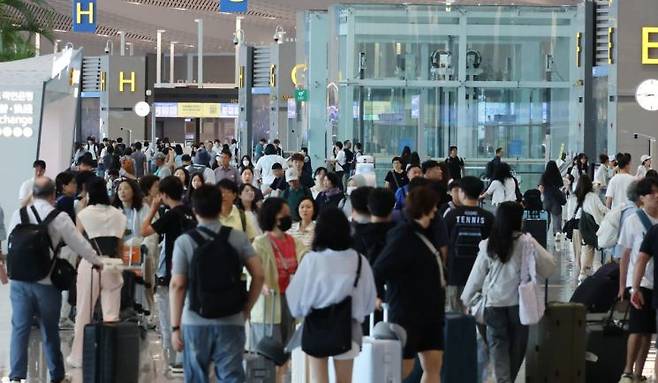 본격적인 휴가철을 맞아 인천국제공항 출국장이 인파로 붐비고 있다. 연합뉴스