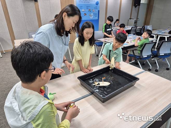 KRISO에서 진행된 주니어닥터 '재미있는 배와 해양과학' 교육 현장 모습. 배 모형 제작 실습 중이다.