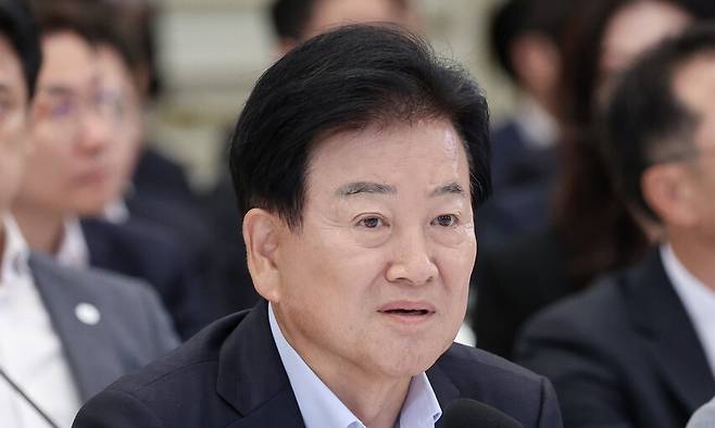 정동영 통일부 장관이 5일 청와대 영빈관에서 열린 이재명 대통령 주재 부처 업무보고에서 보고하고 있다. 연합뉴스