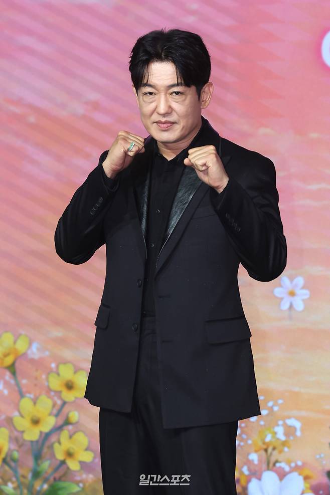 배우 허성태가 5일 오전 서울 마포구 호텔 나루 서울 엠갤러리 열린 넷플릭스 오리지널 '이런 엿같은 사랑' 제작발표회에 참석해 포토타임을 갖고 있다.'이런 엿같은 사랑'은 기억상실 걸린 검사 '고은새'와 자칭 남자친구라 우기는 복싱 코치 '장태하'의 설렘 찐득한 동거생활을 그린 로맨틱 코미디. 오는 7일 공개.서병수 기자 qudtn@edaily.co.kr /2026.08.05/