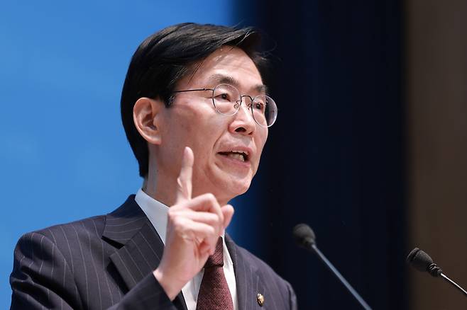 국민의힘 조경태 의원이 5일 국회 소통관에서 국민의힘 윤민우 윤리위원장 사퇴와 윤리위 재구성, 한동훈 의원에 대한 제명 징계 철회 등을 촉구하고 있다. 연합뉴스.