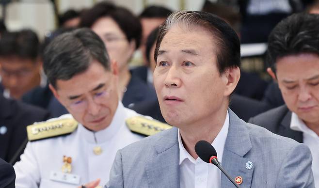 권오을 국가보훈부 장관이 5일 청와대 영빈관에서 열린 외교부·통일부·국방부·국가보훈부 등에 대한 부처 업무보고에서 대화하고 있다. 연합뉴스