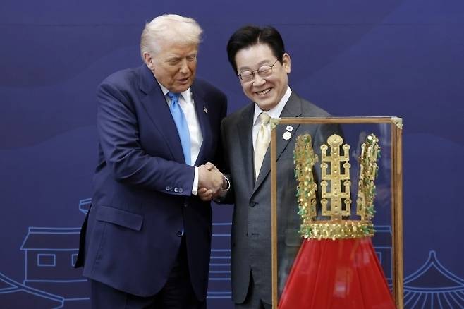 이재명 대통령이 29일 경북 경주박물관에서 도널드 트럼프 미국 대통령에게 ‘천마총 금관 모형’을 선물한 뒤 악수하고 있다. 2025.10.29 대통령실통신사진기자단