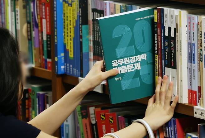 좁아진 채용문에 공무원 시험 인기 - 지난달 28일 서울 종로구 광화문 교보문고를 찾은 공시생이 수험서를 살펴보고 있다. 최근 사기업 채용 축소가 장기화하면서 수년간 인기가 시들했던 공무원 시험이 다시 주목받기 시작했다. 국가데이터처가 최근 발표한 ‘2026년 5월 경제활동인구 조사 청년층 부가 조사’에 따르면 올해 5월 비경제활동인구 중 일반직 공무원 준비 비율은 22.1%로 지난해 대비 3.9%포인트 상승했다. 뉴스1