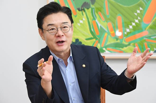 김성원 국회 산업통상자원중소벤처기업위원장이 5일 서울 여의도 국회에서 서울경제신문과 인터뷰를 하고 있다. 오승현 기자