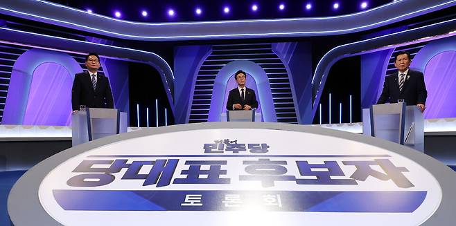 더불어민주당 송영길·김민석·정청래 당 대표 후보가 5일 서울 영등포구 여의도 KBS에서 열린 제2차 TV 토론회를 준비하고 있다. ⓒ국회사진기자단