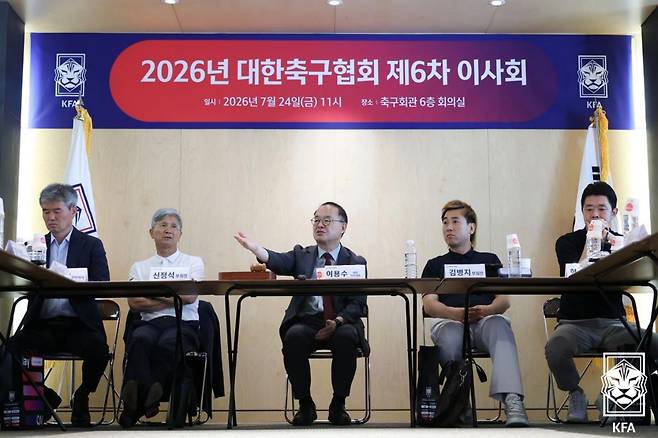 대한축구협회가 5일 보도자료를 통해 9월과 10월 열리는 '하나은행 초청 축구국가대표팀 친선경기'에서 남미의 강호 에콰도르, 우루과이를 상대한다고 발표했다. 대표팀은 추석 연휴 직전인 24일 에콰도르와, 28일에는 우루과이와 맞붙는다. 이어지는 10월에는 이미 발표된 바와 같이 2일 베네수엘라, 6일 우즈베키스탄전을 개최한다. 대한축구협회
