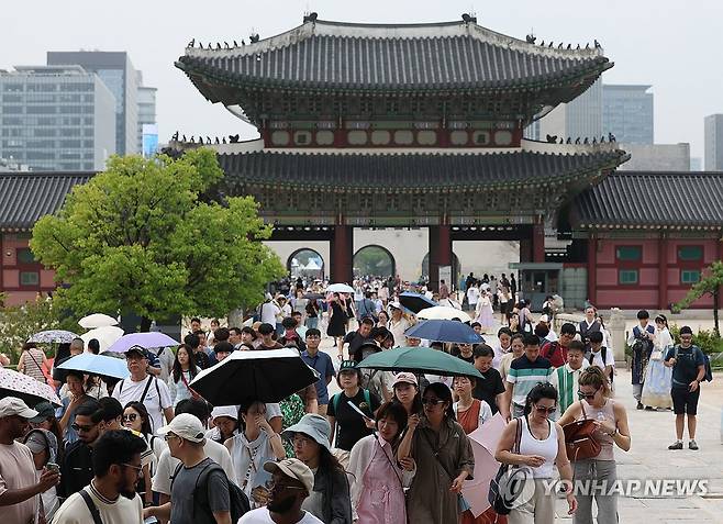 상반기 4대 궁·종묘 관람객 741만명…10명 중 3명은 외국인 (서울=연합뉴스) 이지은 기자 = 한국 전통문화에 대한 관심이 커지면서 올해 궁궐과 종묘를 찾는 관람객이 증가한 것으로 나타났다. 16일 국가유산청 궁능유적본부에 따르면 올해 1∼6월 경복궁·창덕궁·창경궁·덕수궁 등 4대 궁과 종묘를 방문한 관람객은 총 741만945명으로 잠정 집계됐다. 지난해 상반기 관람객 수(694만9천465명)와 비교하면 6.6% 증가한 수치다. 이날 서울 종로구 경복궁을 찾은 외국인 등 관람객들이 이동하고 있다. 2026.7.16 jieunlee@yna.co.kr