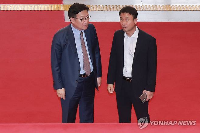대화 나누는 여야 원내대표 (서울=연합뉴스) 신현우 기자 = 더불어민주당 한병도 대표 직무대행 겸 원내대표와 국민의힘 정점식 원내대표가 31일 국회에서 본회의 참석 뒤 대화하고 있다. 2026.7.31 nowwego@yna.co.kr