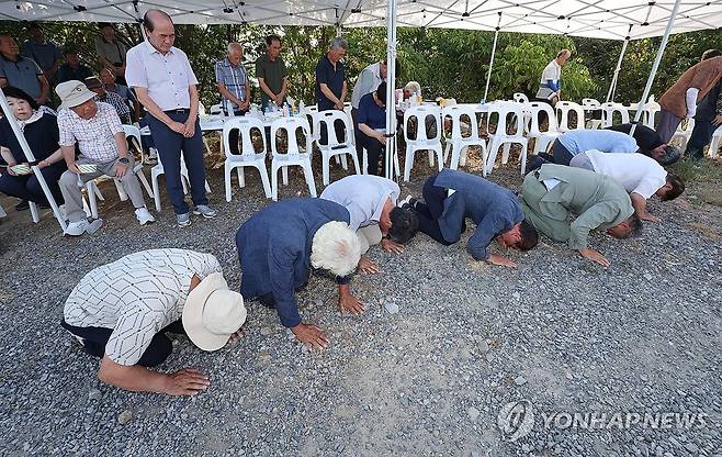 타들어가는 농심 (울산=연합뉴스) 장지현 기자 = 5일 오후 울산 울주군 두동면 치술령 고개에서 열린 기우제에서 주민들이 절을 하며 가뭄 해소를 기원하고 있다.
두동면발전협의회 주관으로 열린 이번 행사에는 두동면 주민과 농민 등 150여명이 참석했다.
울산은 지난달 강수량이 평년 대비 12% 수준에 그치면서 관내 저수지 평균 저수율이 평년의 48.6%에 그치는 등 가뭄이 심화하고 있다. 2026.8.5 jjang23@yna.co.kr