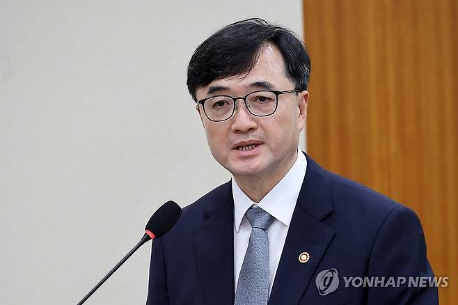 업무보고 하는 임기근 국조실장 (서울=연합뉴스) 이동해 기자 = 임기근 국무조정실장이 28일 국회에서 열린 정무위원회 전체회의에서 업무보고를 하고 있다. 2026.7.28 eastsea@yna.co.kr