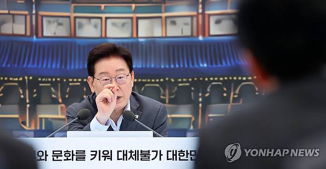 부처 업무보고 발언하는 이재명 대통령 (서울=연합뉴스) 김도훈 기자 = 이재명 대통령이 5일 청와대 영빈관에서 열린 교육부·국가교육위·문체부·국가유산청 등에 대한 부처 업무보고에서 발언하고 있다. 2026.8.5 superdoo82@yna.co.kr