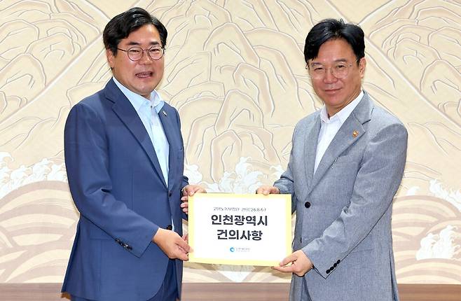 박찬대 인천시장이 6일 오전 시청 대접견실에서 김영훈 고용노동부 장관에게 인천시 건의서를 전달하고 있다. /이재민 기자 leejm@incheonilbo.com