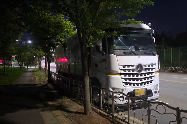 전남광주통합특별시 광산구 수완지구 인근 한 중학교 앞 대로변에 지난 2일 밤 대형 화물차가 주차돼 있다. 황의재 기자