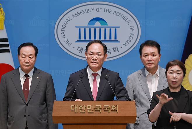 국회 국방위원회 소속 한기호·임종득·성일종 국민의힘 의원(왼쪽부터)이 6일 국회 소통관에서 전날 이재명 대통령의 '육군사관학교 출신의 쿠데타' 발언과 관련해 사관학교 통합의 추진 배경, 기대 효과 등이 명확하지 않다며 비판했다./연합뉴스