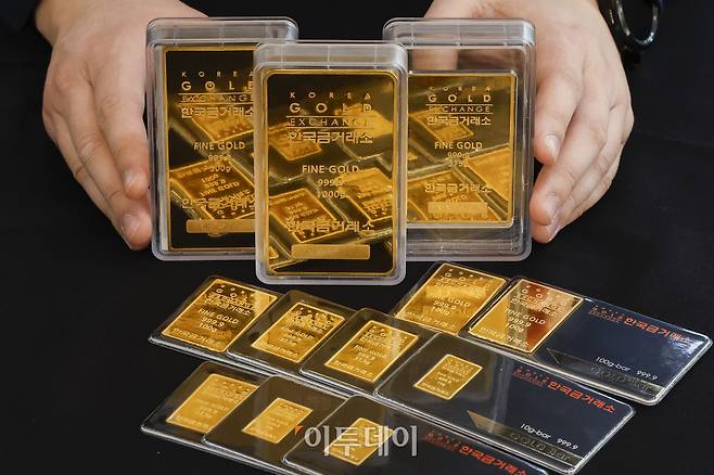 서울 종로구 한국금거래소에서 직원이 금을 정리하고 있다.(이투데이DB)