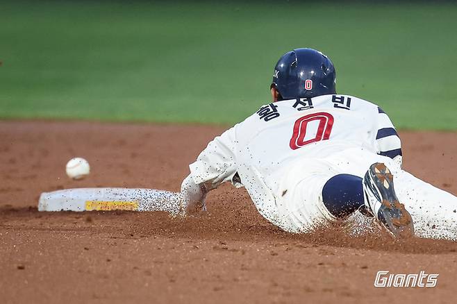 롯데 황성빈이 14일 부산 사직구장에서 열린 2026 KBO리그 NC전에서 도루를 시도하며 슬라이딩하고 있다. 사진 | 롯데 자이언츠