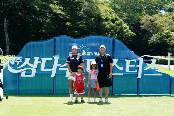 6일 한국여자프로골프 투어 2026시즌 하반기 개막전인 '제13회 제주삼다수 마스터스'(총상금 10억 원, 우승상금 1억 8,000만 원)가 제주 서귀포시 테디밸리 골프앤리조트(파72)에서 개막했다. (박은수 선수가 경기전 가족과 함께 사진을 찍고 있다). /사진 =강병구 사진기자
