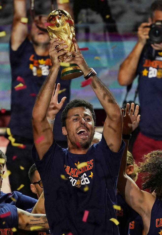 Soccer Football - FIFA World Cup 2026 - Spain Victory Parade - Madrid, Spain - July 20, 2026 Spain's Rodri celebrates with the World Cup trophy on stage at Cibeles Square in Madrid after the victory parade as fans gather to celebrate winning the World Cup REUTERS/Ana Beltran
<저작권자(c) 연합뉴스, 무단 전재-재배포, AI 학습 및 활용 금지>