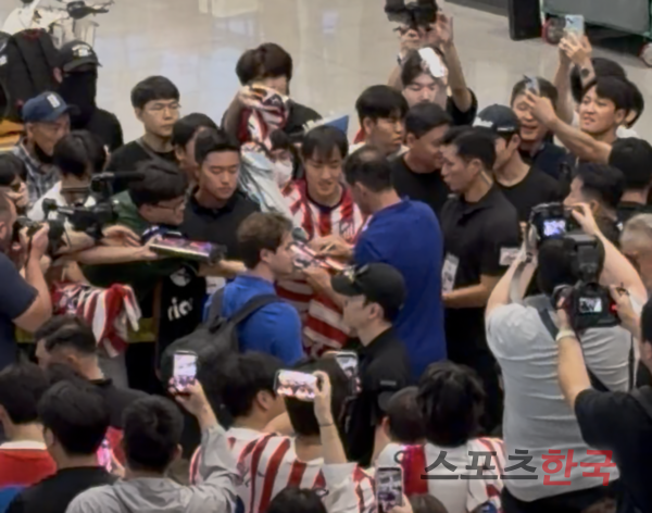 아틀레티코 마드리드 한국 팬들에 정성스레 사인을 해 주는 디에고 시메오네 감독. ⓒ스포츠한국 김성수 기자