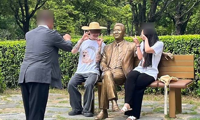 조수진 노무현재단 이사가 지난 5월23일 열린 노무현 전 대통령 17주기 추도식에 일간베스트 이용자로 추정되는 방문객이 조롱성 행동을 하며 사진을 찍었다고 주장했다. 조수진 노무현재단 이사 페이스북 갈무리