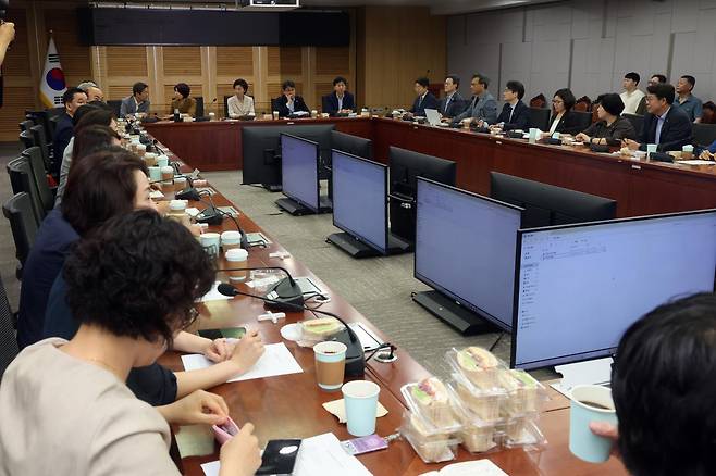 더불어민주당 서울지역 국회의원과 시의원이 6일 오전 서울 여의도 국회 의원회관에서 열린 부동산 정책 대응 간담회에 자리하고 있다. 이날 간담회는 부동산 세제 정책 변화의 이해와 서울지역 민심에 미치는 영향을 주제로 진행됐다. 뉴스1