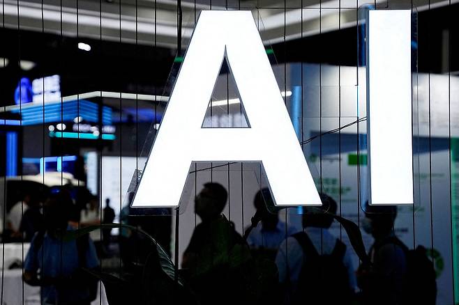 지난 2023년 7월 중국 상하이에서 열린 세계 인공지능 콘퍼런스에 AI 로고가 걸려있다. 로이터=연합뉴스