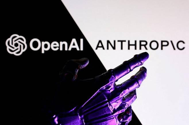 미국 AI 기업 오픈AI와 앤트로픽의 로고. 로이터=연합뉴스