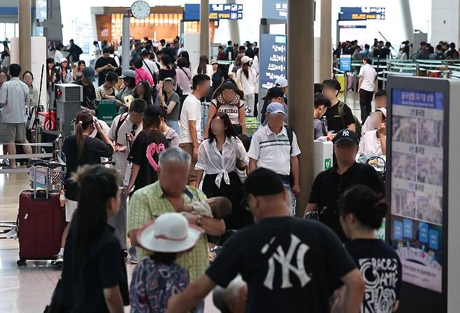 지난 5일 인천국제공항 1여객터미널 출국장이 여름 성수기 휴가철을 맞아 해외로 떠나려는 여행객들로 북적이고 있다. 뉴스1