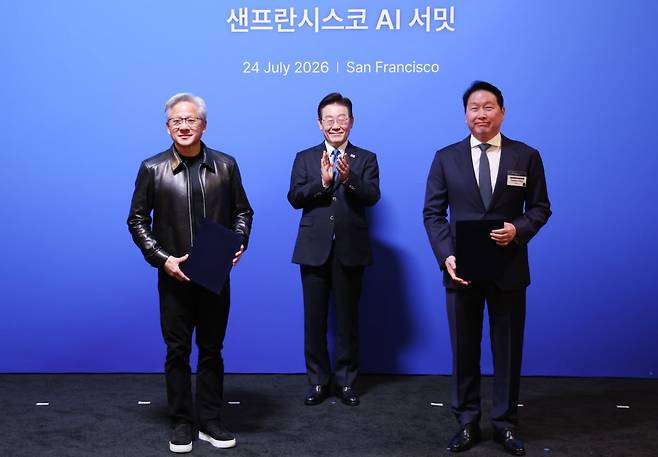 최태원 SK그룹 회장과 젠슨 황 엔비디아 최고경영자가 24일(현지시간) 이재명 대통령이 임석한 가운데 미국 샌프란시스코 더 미드웨이에서 열린 AI 서밋에 앞서 SK하이닉스·SKT와 엔비디아의 전략적 AI 팩토리 및 반도체 협력 MOU를 체결한 뒤 기념촬영을 하고 있다. 뉴스1