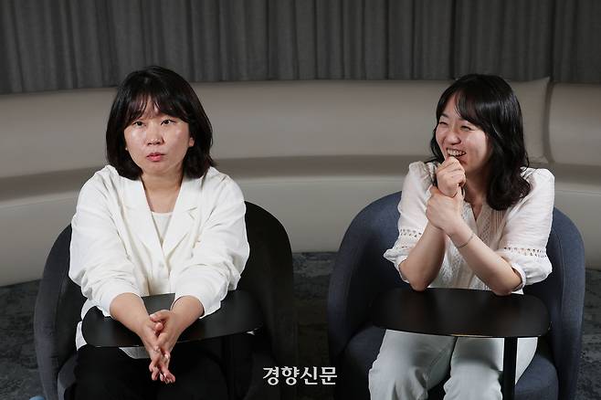 tvN <언더커버 셰프>를 연출한 홍진주 PD(왼쪽)와 윤알음 작가가 지난 4일 서울 마포구 CJENM센터에서 경향신문과 인터뷰하고 있다. 한수빈 기자