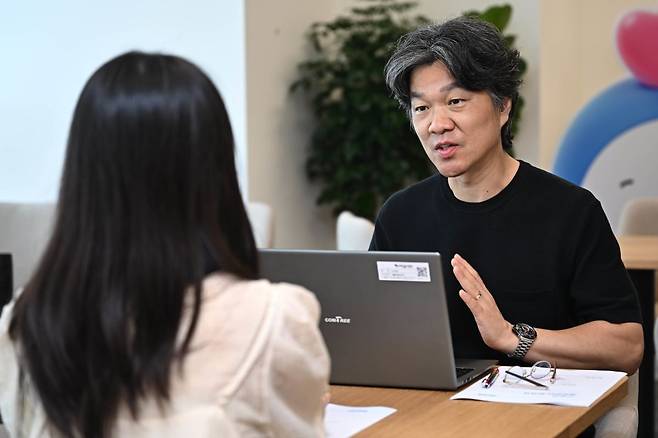 직장인 이정민(가명·왼쪽)씨가 3일 서울 중구 서민금융진흥원 본사에서 ‘청년 모두를 위한 찾아가는 재무 상담’을 받고 있다. 금융위원회와 서금원이 마련한 이 프로그램은 만 19~34세 청년 누구나 신청 가능하다. 온라인 재무 진단 이후 카페나 은행 등에서 전문 코치를 만나 상담을 받을 수 있다. 윤웅 기자