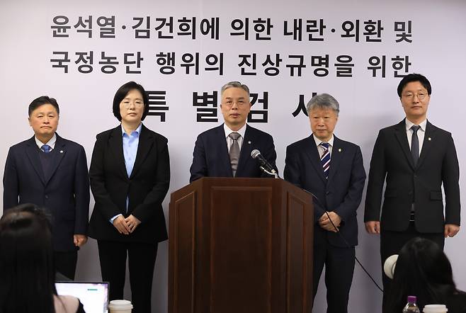 지난 2월 25일, 2차 종합특검의 첫 브리핑. 가운데가 권창영 특별검사. (출처:연합)