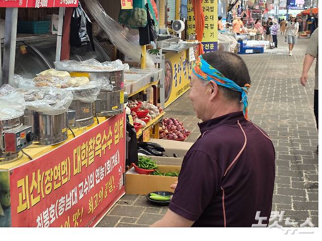 충남권 전역에 폭염특보가 내려진 가운데 천안중앙시장 상인이 통행로에 나와 더위를 식히고 있다. 박우경 기자