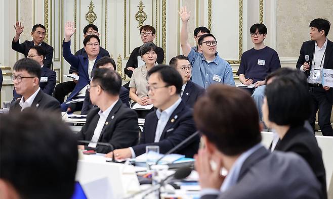 지난 5일 청와대 영빈관에서 열린 외교부·통일부·국방부·국가보훈부 등에 대한 부처 업무보고에서 국민참여단이 이재명 대통령에게 발언권을 요청하고 있다. 청와대통신사진기자단