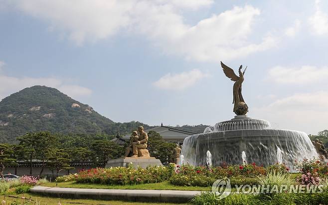 백악산 바위 (서울=연합뉴스) 6월 2일 청와대 분수대 광장에서 바라본 영빈관과 백악산, 분수대. 2022.6.2 zjin@yna.co.kr