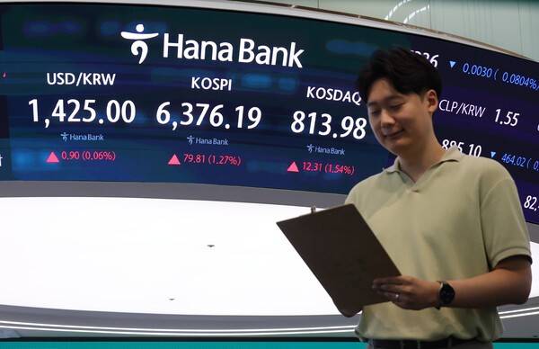 코스피가 상승 출발한 7일 서울 중구 하나은행 딜링룸 현황판에 코스피와 코스닥 지수가 표시되고 있다. 연합뉴스