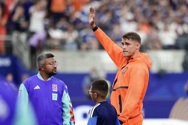 Netherlands' defender #15 Micky Van de Ven waves as he arrives on the pitch for the 2026 World Cup Group F football match between the Netherlands and Japan at the Dallas Stadium in Arlington on June 14, 2026. (Photo by Aric Becker / AFP)<저작권자(c) 연합뉴스, 무단 전재-재배포, AI 학습 및 활용 금지>