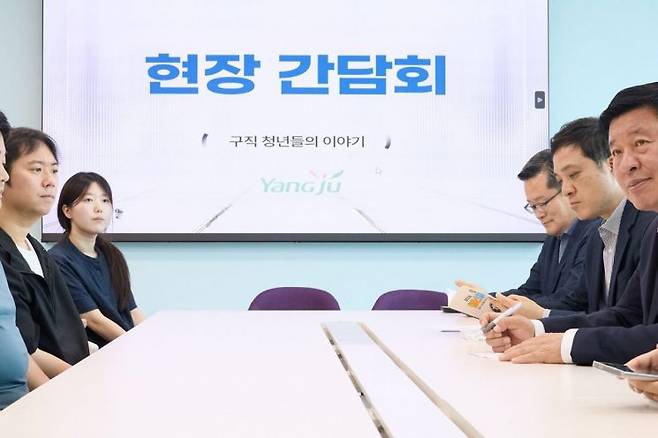 정덕영 경기 양주시장이 민선 9기 출범과 함께 공직사회의 오랜 관행인 '보고서와 격식'부터 걷어내는 행정 실험에 나섰다. 사진은 현장 간담회 모습. 모습. 양주시 제공
