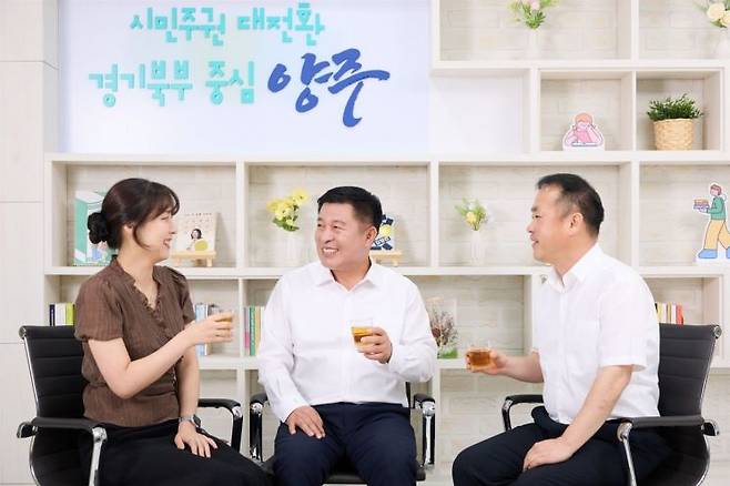 정덕영 경기 양주시장이 민선 9기 출범과 함께 공직사회의 오랜 관행인 '보고서와 격식'부터 걷어내는 행정 실험에 나섰다. 사진은 정덕영 시장이 직원들과 소통하는 모습. 양주시 제공