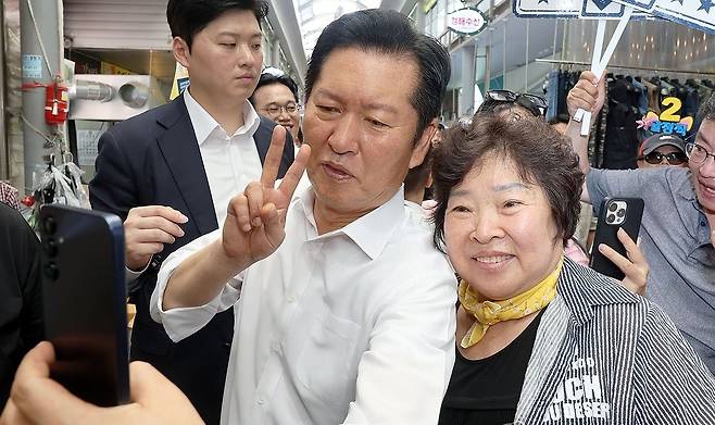 민주당 정청래 당 대표 후보가 4일 전남광주 북구 말바우시장에서 시장 상인과 사진을 찍고 있다. 연합뉴스
