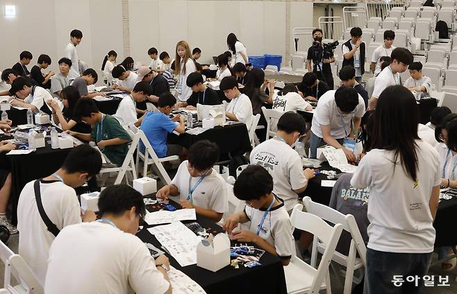 6일 경북 포항시 포스텍에서 열린 ‘2026 K배터리 청소년 아카데미’에 참가한 학생들이 2차전지가 들어간 8족 보행 로봇을 만들고 있다. 포항=지호영 출판사진팀 기자 f3young@donga.com