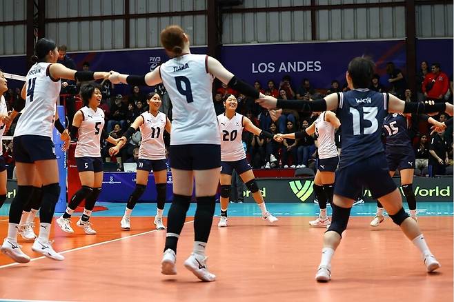 한국 17살 이하(U-17) 여자배구 대표팀이 7일(한국시각) 칠레 로스 안데스의 리세오 믹스토 체육관에서 열린 2026 국제배구연맹(FIVB) U-17 여자 세계선수권대회 조별리그 D조 1차전에서 푸에르토리코를 꺾은 뒤 기뻐하고 있다. 국제배구연맹 제공