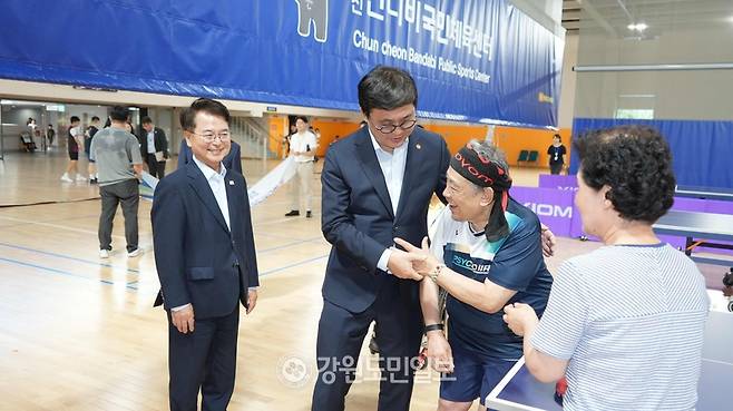 ▲ 육동한 춘천시장과 최휘영 문화체육관광부 장관은 7일 춘천반다비국민체육센터를 찾아 현장을 둘러봤다. 춘천시 제공