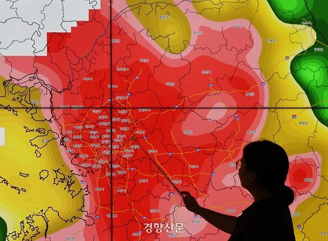 서울 전역에 폭염특보 최고 단계인 폭염중대경보가 발효된 지난 4일 서울 동작구 기상청 최고기온 분포도 모니터에 서울과 경기, 강원 일부 지역이 붉게 나타나 있다. 35도부터 분홍색으로, 그 이상은 붉은색으로 표시된다. 강윤중 선임기자